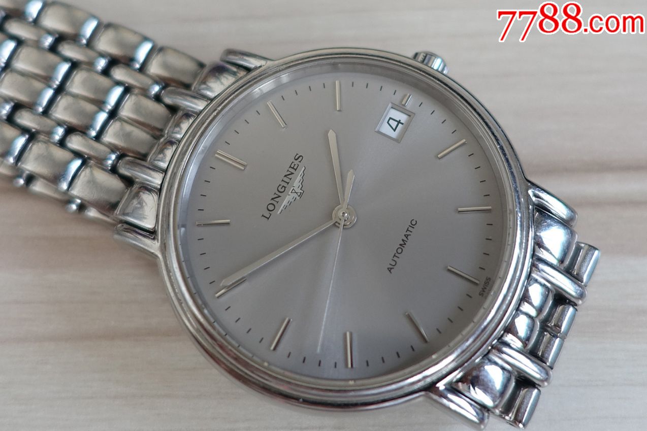 库克不再「挤牙膏」：iPhone薄了AI缺席